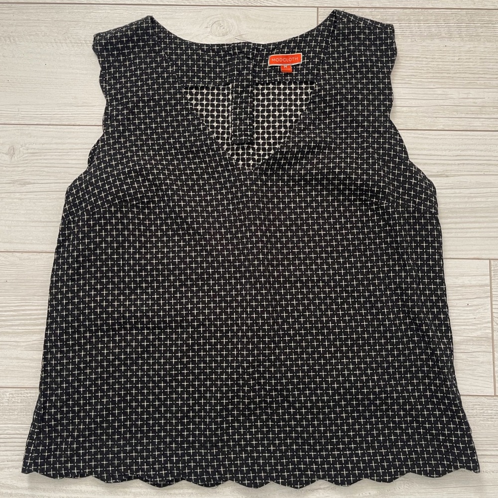 ModCloth V neck, Scalloped Hem Sleeveless Top Woven Cotton Anchor Buttons Sz. M